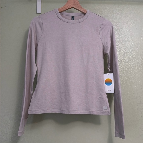 Vuori Halo Long Sleeve Essential Crew Neck Long Sleeve in Ecru Heather - Picture 2 of 6
